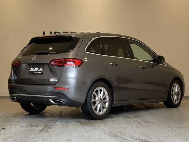 メルセデス・ベンツ Ｂ２００ｄ 熊本県 2020(令2)年 3.3万km マウンテングレー ・スマートキー/・プッシュスタート/・アクティブステアリングアシスト/・道路標識アシスト/・アクティブレーンキーピングアシスト/・アクティブブレーキアシスト/・アテンションアシスト/・レーンチェンジアシスト/・クルーズコントロール(追従式)/・ハーフレザーシート/・前席パワーシート/・前席シートヒーター /・純正HDDナビ/　【Bluetooth・USB・AppleCarPlay・AndroidAuto】/・フルセグTV/・バックカメラ/・ETC2.0/・パワーバックドア/・LEDヘッドランプ/・純正マット