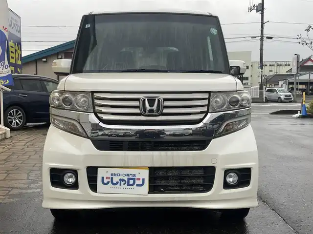 ホンダ Ｎ ＢＯＸ カスタム G ターボSSパッケージ 秋田県 2013(平25)年 11万km プレミアムホワイトパール (株)IDOMが運営する【じしゃロン秋田店】の自社ローン対象車両になります。こちらは現金ご利用時の価格です。自社ローンご希望の方は別途その旨お申付け下さい。/メモリナビ/ワンセグテレビ/バックカメラ/両側パワースライドドア/プッシュスタート/ドアバイザー/ETC