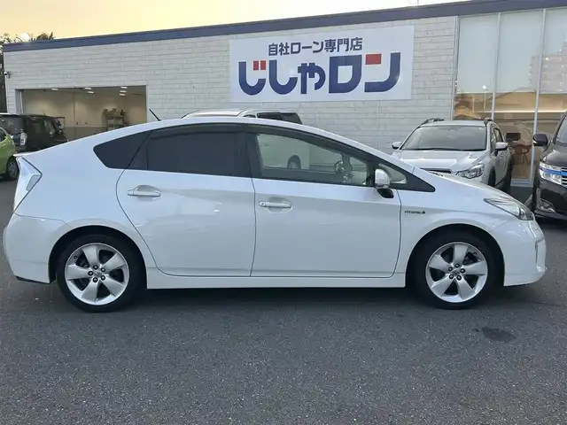 トヨタ プリウス S ツーリングセレクション 東京都 2013(平25)年 7.1万km ホワイトパールクリスタルシャイン (株)IDOMが運営する【じしゃロン昭島店】の自社ローン専用車両になります。/こちらは現金またはオートローンご利用時の価格です。自社ローンご希望の方は別途その旨お申付け下さい/純正ナビ（ＳＤ・ＤＶＤ・ＴＶ・CD）/バックカメラ/プッシュボタン/ETC/スマートキー/オートライト/LEDライト/純正ドアバイザー/純正フロアマット/純正アルミホイール