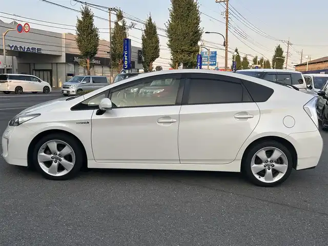 トヨタ プリウス S ツーリングセレクション 東京都 2013(平25)年 7.1万km ホワイトパールクリスタルシャイン (株)IDOMが運営する【じしゃロン昭島店】の自社ローン専用車両になります。/こちらは現金またはオートローンご利用時の価格です。自社ローンご希望の方は別途その旨お申付け下さい/純正ナビ（ＳＤ・ＤＶＤ・ＴＶ・CD）/バックカメラ/プッシュボタン/ETC/スマートキー/オートライト/LEDライト/純正ドアバイザー/純正フロアマット/純正アルミホイール