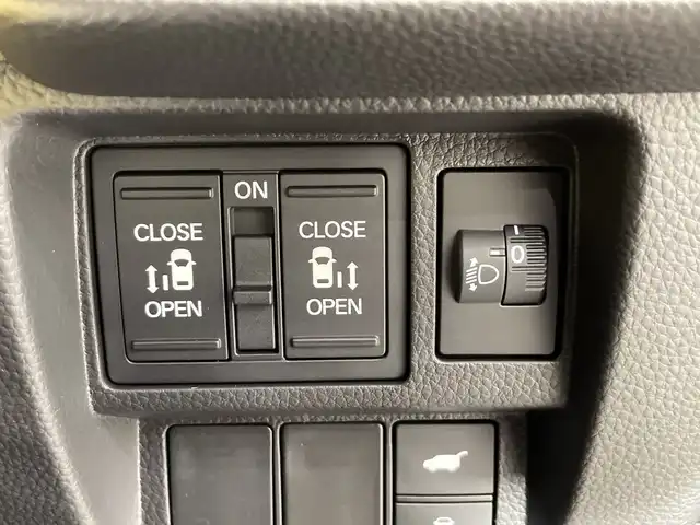 ホンダ ステップワゴン スパーダ eHEV 栃木県 2025(令7)年 0.1千km クリスタルブラックパール 登録済未使用車/純正11.4インチナビ/　(CD/DVD/Bluetooth/USB/フルセグTV)/バックカメラ/全方位カメラ/ホンダセンシング/・衝突軽減ブレーキ（CMBS）/・先行車発進お知らせ機能/・歩行者事故低減ステアリング/・路外逸脱抑制機能/・標識認識機能/・渋滞追従機能付アダプティブクルーズコントロール（ACC）/・車線維持支援システム（LKAS）/・トラフィックジャムアシスト（渋滞運転支援機能）/・ブラインドスポットインフォメーション/・誤発進抑制機能/・後方誤発進抑制機能/・近距離衝突軽減ブレーキ/・急アクセル抑制機能/・パーキングセンサーシステム/・オートハイビーム/両側パワースライドドア/電動リアゲート/2列目オットマン/ハーフレザーシート/前席シートヒーター/全列USBチャージャー/純正16インチAW/LEDヘッドライト