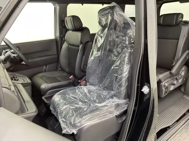 ホンダ ステップワゴン スパーダ eHEV 栃木県 2025(令7)年 0.1千km クリスタルブラックパール 登録済未使用車/純正11.4インチナビ/　(CD/DVD/Bluetooth/USB/フルセグTV)/バックカメラ/全方位カメラ/ホンダセンシング/・衝突軽減ブレーキ（CMBS）/・先行車発進お知らせ機能/・歩行者事故低減ステアリング/・路外逸脱抑制機能/・標識認識機能/・渋滞追従機能付アダプティブクルーズコントロール（ACC）/・車線維持支援システム（LKAS）/・トラフィックジャムアシスト（渋滞運転支援機能）/・ブラインドスポットインフォメーション/・誤発進抑制機能/・後方誤発進抑制機能/・近距離衝突軽減ブレーキ/・急アクセル抑制機能/・パーキングセンサーシステム/・オートハイビーム/両側パワースライドドア/電動リアゲート/2列目オットマン/ハーフレザーシート/前席シートヒーター/全列USBチャージャー/純正16インチAW/LEDヘッドライト