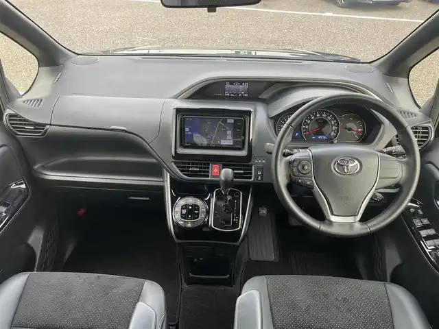 トヨタ ヴォクシー ZS 煌Ⅲ 島根県 2021(令3)年 4.3万km ブラック 社外ナビ（AVN-P10W）/Bluetooth/AM/FM/CD/DVD/ETC/バックカメラ/フリップダウンモニター/→10.1インチ（ALPINE）リモコンあり/アイドリングストップ/ウィンカーミラー/キャプテンシート/クルーズコントロール/ドアバイザー/プッシュスタート/両側パワースライドドア/横滑り防止装置/ASB/外部入力（AUX）/オートマチックハイビーム/SD/衝突軽減/スペアキー/トランパスタイヤ