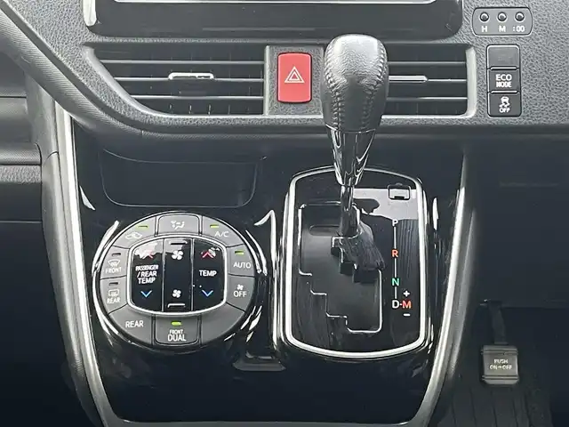 トヨタ ヴォクシー ZS 煌Ⅲ 島根県 2021(令3)年 4.3万km ブラック 社外ナビ（AVN-P10W）/Bluetooth/AM/FM/CD/DVD/ETC/バックカメラ/フリップダウンモニター/→10.1インチ（ALPINE）リモコンあり/アイドリングストップ/ウィンカーミラー/キャプテンシート/クルーズコントロール/ドアバイザー/プッシュスタート/両側パワースライドドア/横滑り防止装置/ASB/外部入力（AUX）/オートマチックハイビーム/SD/衝突軽減/スペアキー/トランパスタイヤ