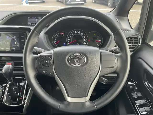 トヨタ ヴォクシー ZS 煌Ⅲ 島根県 2021(令3)年 4.3万km ブラック 社外ナビ（AVN-P10W）/Bluetooth/AM/FM/CD/DVD/ETC/バックカメラ/フリップダウンモニター/→10.1インチ（ALPINE）リモコンあり/アイドリングストップ/ウィンカーミラー/キャプテンシート/クルーズコントロール/ドアバイザー/プッシュスタート/両側パワースライドドア/横滑り防止装置/ASB/外部入力（AUX）/オートマチックハイビーム/SD/衝突軽減/スペアキー/トランパスタイヤ