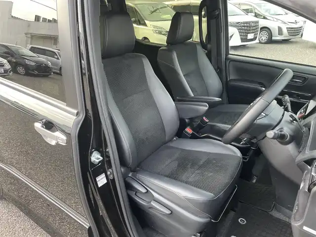 トヨタ ヴォクシー ZS 煌Ⅲ 島根県 2021(令3)年 4.3万km ブラック 社外ナビ（AVN-P10W）/Bluetooth/AM/FM/CD/DVD/ETC/バックカメラ/フリップダウンモニター/→10.1インチ（ALPINE）リモコンあり/アイドリングストップ/ウィンカーミラー/キャプテンシート/クルーズコントロール/ドアバイザー/プッシュスタート/両側パワースライドドア/横滑り防止装置/ASB/外部入力（AUX）/オートマチックハイビーム/SD/衝突軽減/スペアキー/トランパスタイヤ