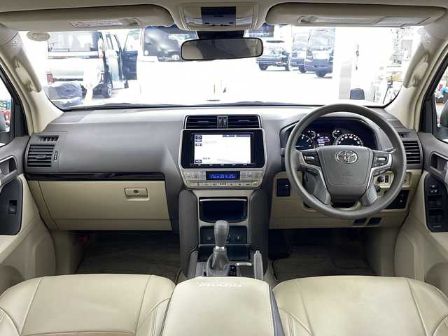 トヨタ ランドクルーザー プラド TX 兵庫県 2018(平30)年 6万km ホワイトパールクリスタルシャイン ・純正9インチナビ/CD/DVD/TV/SD/Bluetooth/・バックカメラ/・ビルトインETC/・Toyota　Safety　Sense/・レーンディパチャーアラート/・プリクラッシュセーフティ/・レーダークルーズコントロール/・オートマチックハイビーム/・クリアランスソナー/・モデリスタエアロ/・ＬＥＤヘッドライト/・オートライト/・クリアランスソナー/・社外22インチアルミホイール/・社外革調シートカバー/・ヘッドライトウォッシャー/・純正17インチホイールあり/・社外マフラー