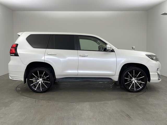トヨタ ランドクルーザー プラド TX 兵庫県 2018(平30)年 6万km ホワイトパールクリスタルシャイン ・純正9インチナビ/CD/DVD/TV/SD/Bluetooth/・バックカメラ/・ビルトインETC/・Toyota　Safety　Sense/・レーンディパチャーアラート/・プリクラッシュセーフティ/・レーダークルーズコントロール/・オートマチックハイビーム/・クリアランスソナー/・モデリスタエアロ/・ＬＥＤヘッドライト/・オートライト/・クリアランスソナー/・社外22インチアルミホイール/・社外革調シートカバー/・ヘッドライトウォッシャー/・純正17インチホイールあり/・社外マフラー