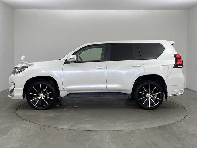 トヨタ ランドクルーザー プラド TX 兵庫県 2018(平30)年 6万km ホワイトパールクリスタルシャイン ・純正9インチナビ/CD/DVD/TV/SD/Bluetooth/・バックカメラ/・ビルトインETC/・Toyota　Safety　Sense/・レーンディパチャーアラート/・プリクラッシュセーフティ/・レーダークルーズコントロール/・オートマチックハイビーム/・クリアランスソナー/・モデリスタエアロ/・ＬＥＤヘッドライト/・オートライト/・クリアランスソナー/・社外22インチアルミホイール/・社外革調シートカバー/・ヘッドライトウォッシャー/・純正17インチホイールあり/・社外マフラー