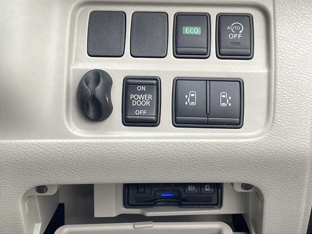 日産 セレナ G 沖縄県 2017(平29)年 8.4万km ブリリアントホワイトパール 純正9インチナビ(MM517D-L)/（フルセグTV　DVD　Bluetooth接続）/アラウンドビューモニター/純正フリップダウンモニター/ビルトインETC/ドライブレコーダー/プロパイロット/パーキングアシスト/シートヒーター/両側パワースライドドア/クルーズコントロール/ステアリングスイッチ/クリアランスソナー/サンシェード/スマートキー/プッシュスタート/LEDヘッドライト/オートライト/純正フロアマット/純正15インチアルミホイール