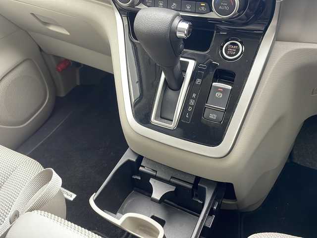 日産 セレナ G 沖縄県 2017(平29)年 8.4万km ブリリアントホワイトパール 純正9インチナビ(MM517D-L)/（フルセグTV　DVD　Bluetooth接続）/アラウンドビューモニター/純正フリップダウンモニター/ビルトインETC/ドライブレコーダー/プロパイロット/パーキングアシスト/シートヒーター/両側パワースライドドア/クルーズコントロール/ステアリングスイッチ/クリアランスソナー/サンシェード/スマートキー/プッシュスタート/LEDヘッドライト/オートライト/純正フロアマット/純正15インチアルミホイール