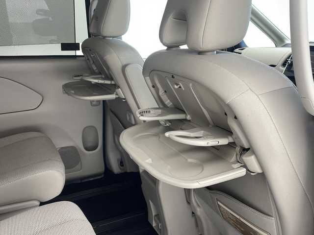 日産 セレナ G 沖縄県 2017(平29)年 8.4万km ブリリアントホワイトパール 純正9インチナビ(MM517D-L)/（フルセグTV　DVD　Bluetooth接続）/アラウンドビューモニター/純正フリップダウンモニター/ビルトインETC/ドライブレコーダー/プロパイロット/パーキングアシスト/シートヒーター/両側パワースライドドア/クルーズコントロール/ステアリングスイッチ/クリアランスソナー/サンシェード/スマートキー/プッシュスタート/LEDヘッドライト/オートライト/純正フロアマット/純正15インチアルミホイール