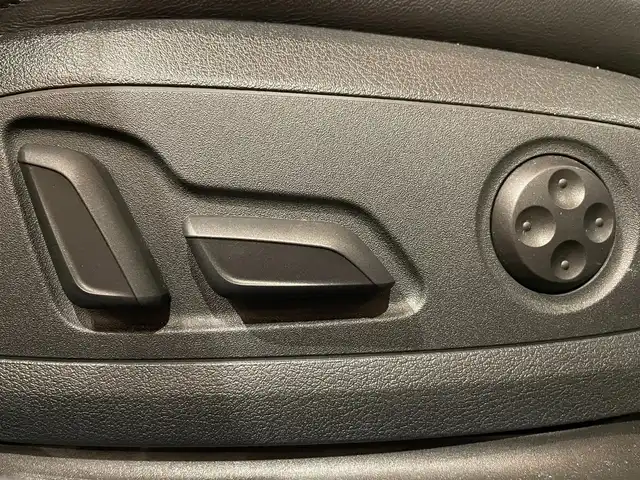 アウディ Ａ４ 2.0 TFSI クワトロ スポーツ Sライン PKG 道央・札幌 2018(平30)年 4.9万km グレイシアホワイトメタリック グレイシアホワイトメタリック/Sラインパッケージ/アシスタンスパッケージ/　・アウディプレセンスリヤ/　・アウディサイドアシスト/　・パークアシスト/　・サラウンドビューカメラ/　・サイドエアバック/マトリクスLEDヘッドライト/バーチャルコックピット/純正メモリナビ/フルセグTV/CD/DVD/SD/USB/Bluetooth/ハーフレザーシート/シートヒーター/純正ドラレコ