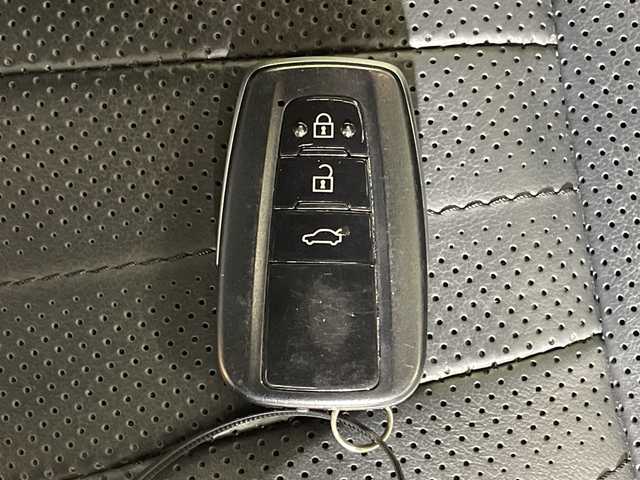 トヨタ クラウン ハイブリッド RS アドバンス 神奈川県 2021(令3)年 3.4万km プレシャスホワイトパール トヨタセーフティーセンス/純正12.3インチSDナビ/TRDエアロ/ヘッドアップディスプレイ/ブラインドスポットモニター/バックカメラ/クルーズコントロール/ムーンルーフ/レザーシート/シートヒーター/シートベンチレーション/ステアリングヒーター/ETC/アイドリングストップ/LEDヘッドライト/フォグランプ/オートライト/ウィンカーミラー/電動格納ミラー/純正18インチAW/パワーシート/プッシュスタート/フロアマット