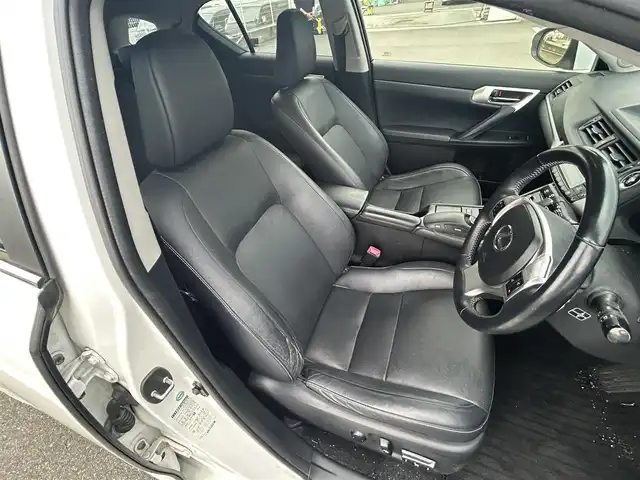 レクサス ＣＴ 200h バージョンL 福岡県 2012(平24)年 15.3万km ホワイトパールクリスタルシャイン 禁煙車純正7型HDDナビ(フルセグ/CD/DVD/BT)バックモニタークルコンコーナーセンサーパワーシートETC純正フロアマット純正LEDヘッドライト純正フォグランプ純正17インチアルミホイールUSBテレビキャンセラー