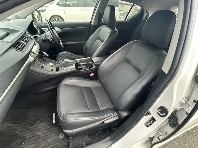 レクサス ＣＴ 200h バージョンL 福岡県 2012(平24)年 15.3万km ホワイトパールクリスタルシャイン 禁煙車純正7型HDDナビ(フルセグ/CD/DVD/BT)バックモニタークルコンコーナーセンサーパワーシートETC純正フロアマット純正LEDヘッドライト純正フォグランプ純正17インチアルミホイールUSBテレビキャンセラー