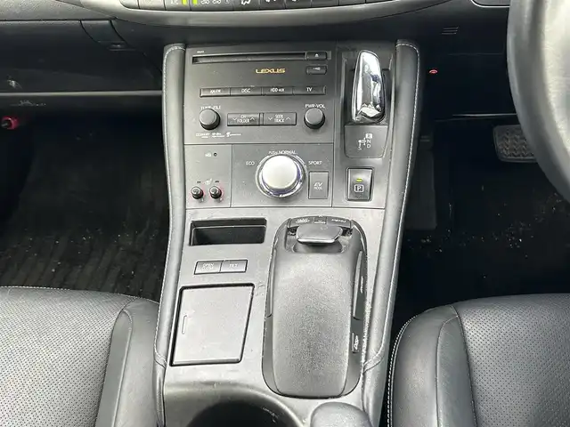 レクサス ＣＴ 200h バージョンL 福岡県 2012(平24)年 15.3万km ホワイトパールクリスタルシャイン 禁煙車純正7型HDDナビ(フルセグ/CD/DVD/BT)バックモニタークルコンコーナーセンサーパワーシートETC純正フロアマット純正LEDヘッドライト純正フォグランプ純正17インチアルミホイールUSBテレビキャンセラー