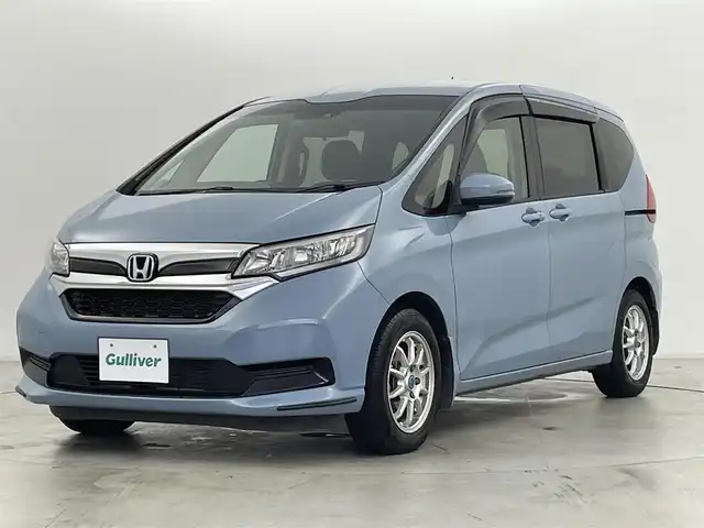 ホンダ フリード G ホンダセンシング 群馬県 2020(令2)年 3.2万km シーグラスブルーパール ナビ装着用スペシャルパッケージ＋ETC車載器(ナビ連動)/・リアワイドカメラ/・ナビ/オーディオリモートコントロールスイッチ/・ハンズフリーテレホンスイッチ/音声認識スイッチ/・USBジャック/4スピーカー/・デジタルTV用プリントアンテナ(12セグ/ワンセグ)/・専用ワイヤーハーネス/・ETC車載器(ナビゲーション連動)/＝＝＝＝＝/純正ナビ(VXM-204VFi)/・AM/FM/USB/SD/CD/DVD/Bluetooth/フルセグTV/純正ドライブレコーダー/ホンダセンシング/・衝突軽減ブレーキ（CMBS）/・誤発進/誤後進抑制機能/・路外逸脱抑制機能/・渋滞追従機能付アダプティブクルーズコントロール（ACC）/・車線維持支援システム（LKAS）/・先行車発進お知らせ機能/・標識認識機能/両側パワースライドドア/アイドリングストップ/プッシュスタート/スマートキー