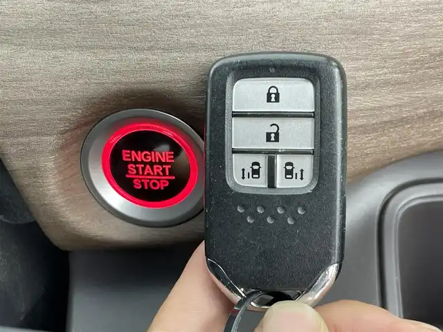 ホンダ フリード G ホンダセンシング 群馬県 2020(令2)年 3.2万km シーグラスブルーパール ナビ装着用スペシャルパッケージ＋ETC車載器(ナビ連動)/・リアワイドカメラ/・ナビ/オーディオリモートコントロールスイッチ/・ハンズフリーテレホンスイッチ/音声認識スイッチ/・USBジャック/4スピーカー/・デジタルTV用プリントアンテナ(12セグ/ワンセグ)/・専用ワイヤーハーネス/・ETC車載器(ナビゲーション連動)/＝＝＝＝＝/純正ナビ(VXM-204VFi)/・AM/FM/USB/SD/CD/DVD/Bluetooth/フルセグTV/純正ドライブレコーダー/ホンダセンシング/・衝突軽減ブレーキ（CMBS）/・誤発進/誤後進抑制機能/・路外逸脱抑制機能/・渋滞追従機能付アダプティブクルーズコントロール（ACC）/・車線維持支援システム（LKAS）/・先行車発進お知らせ機能/・標識認識機能/両側パワースライドドア/アイドリングストップ/プッシュスタート/スマートキー