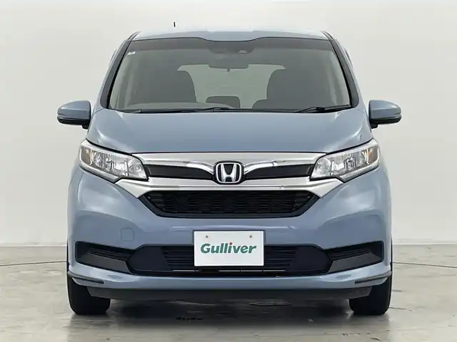 ホンダ フリード G ホンダセンシング 群馬県 2020(令2)年 3.2万km シーグラスブルーパール ナビ装着用スペシャルパッケージ＋ETC車載器(ナビ連動)/・リアワイドカメラ/・ナビ/オーディオリモートコントロールスイッチ/・ハンズフリーテレホンスイッチ/音声認識スイッチ/・USBジャック/4スピーカー/・デジタルTV用プリントアンテナ(12セグ/ワンセグ)/・専用ワイヤーハーネス/・ETC車載器(ナビゲーション連動)/＝＝＝＝＝/純正ナビ(VXM-204VFi)/・AM/FM/USB/SD/CD/DVD/Bluetooth/フルセグTV/純正ドライブレコーダー/ホンダセンシング/・衝突軽減ブレーキ（CMBS）/・誤発進/誤後進抑制機能/・路外逸脱抑制機能/・渋滞追従機能付アダプティブクルーズコントロール（ACC）/・車線維持支援システム（LKAS）/・先行車発進お知らせ機能/・標識認識機能/両側パワースライドドア/アイドリングストップ/プッシュスタート/スマートキー