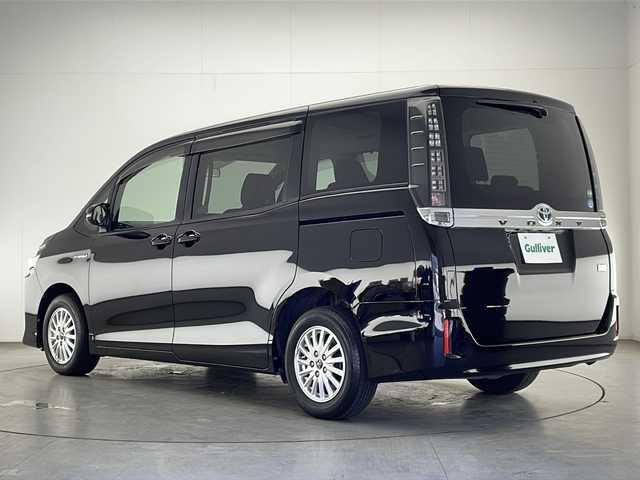 トヨタ ヴォクシー ハイブリッド X 宮崎県 2015(平27)年 7.7万km ブラック 禁煙車/純正9型ナビTV/（NSZT-Y64T/CD/DVD/Bluetooth/フルセグTV）/純正バックカメラ/純正ビルトインETC/純正LEDオートライト/純正フォグ/純正15インチアルミ/純正フロアマット/両側電動スライドドア/デュアルオートエアコン/ウインカードアミラー/スマートキー/プッシュエンジンスタート/スペアキー/新車時保証書/取扱い説明書