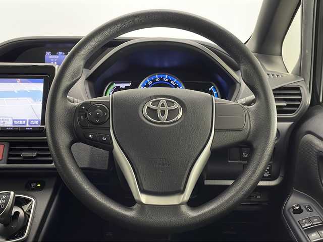トヨタ ヴォクシー ハイブリッド X 宮崎県 2015(平27)年 7.7万km ブラック 禁煙車/純正9型ナビTV/（NSZT-Y64T/CD/DVD/Bluetooth/フルセグTV）/純正バックカメラ/純正ビルトインETC/純正LEDオートライト/純正フォグ/純正15インチアルミ/純正フロアマット/両側電動スライドドア/デュアルオートエアコン/ウインカードアミラー/スマートキー/プッシュエンジンスタート/スペアキー/新車時保証書/取扱い説明書