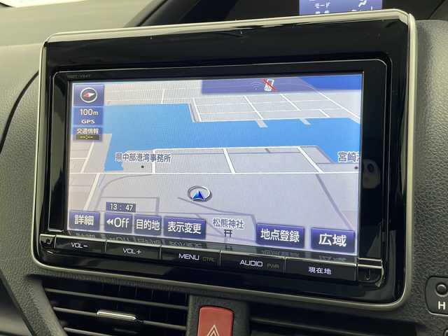 トヨタ ヴォクシー ハイブリッド X 宮崎県 2015(平27)年 7.7万km ブラック 禁煙車/純正9型ナビTV/（NSZT-Y64T/CD/DVD/Bluetooth/フルセグTV）/純正バックカメラ/純正ビルトインETC/純正LEDオートライト/純正フォグ/純正15インチアルミ/純正フロアマット/両側電動スライドドア/デュアルオートエアコン/ウインカードアミラー/スマートキー/プッシュエンジンスタート/スペアキー/新車時保証書/取扱い説明書