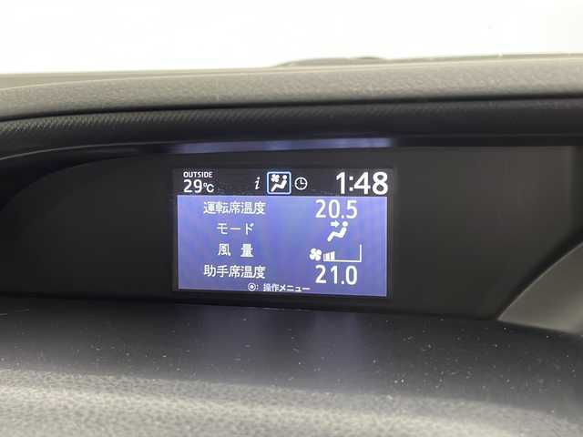 トヨタ ヴォクシー ハイブリッド X 宮崎県 2015(平27)年 7.7万km ブラック 禁煙車/純正9型ナビTV/（NSZT-Y64T/CD/DVD/Bluetooth/フルセグTV）/純正バックカメラ/純正ビルトインETC/純正LEDオートライト/純正フォグ/純正15インチアルミ/純正フロアマット/両側電動スライドドア/デュアルオートエアコン/ウインカードアミラー/スマートキー/プッシュエンジンスタート/スペアキー/新車時保証書/取扱い説明書