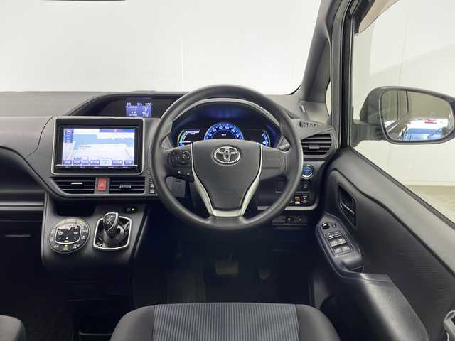 トヨタ ヴォクシー ハイブリッド X 宮崎県 2015(平27)年 7.7万km ブラック 禁煙車/純正9型ナビTV/（NSZT-Y64T/CD/DVD/Bluetooth/フルセグTV）/純正バックカメラ/純正ビルトインETC/純正LEDオートライト/純正フォグ/純正15インチアルミ/純正フロアマット/両側電動スライドドア/デュアルオートエアコン/ウインカードアミラー/スマートキー/プッシュエンジンスタート/スペアキー/新車時保証書/取扱い説明書