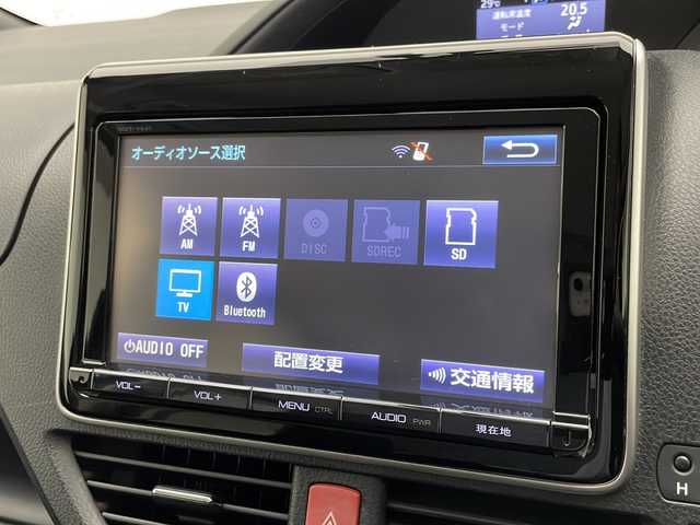 トヨタ ヴォクシー ハイブリッド X 宮崎県 2015(平27)年 7.7万km ブラック 禁煙車/純正9型ナビTV/（NSZT-Y64T/CD/DVD/Bluetooth/フルセグTV）/純正バックカメラ/純正ビルトインETC/純正LEDオートライト/純正フォグ/純正15インチアルミ/純正フロアマット/両側電動スライドドア/デュアルオートエアコン/ウインカードアミラー/スマートキー/プッシュエンジンスタート/スペアキー/新車時保証書/取扱い説明書