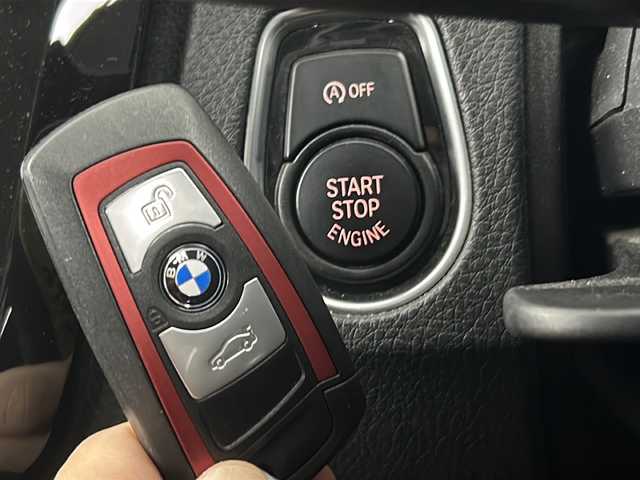 ＢＭＷ ３２０ｉ スポーツ 愛知県 2012(平24)年 6.5万km アルピンホワイトⅢ 純正ナビ/Bluetooth/CD/DVD/ラジオ/iDriveコントローラー/D席メモリ機能付きパワーシート/N席パワーシート/パドルシフト/クルーズコントロール/走行モード/ECOMODE/SPORT/アイドリングストップ/LEDライト/フォグランプ/リアフォグランプ/オートライト/ルームミラー一体型ビルドインＥＴＣ/純正フロアマット/純正AW18インチ「スタッドレス」/ウインカー付電動格納ミラー/プッシュスタート/スマートキー/保証書/スペアキー有