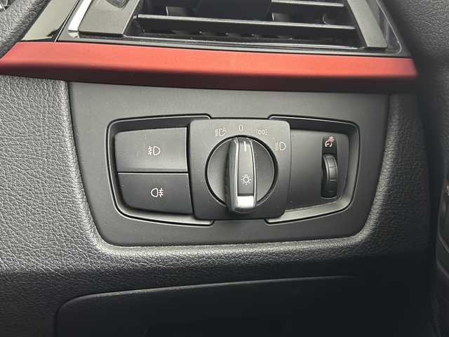 ＢＭＷ ３２０ｉ スポーツ 愛知県 2012(平24)年 6.5万km アルピンホワイトⅢ 純正ナビ/Bluetooth/CD/DVD/ラジオ/iDriveコントローラー/D席メモリ機能付きパワーシート/N席パワーシート/パドルシフト/クルーズコントロール/走行モード/ECOMODE/SPORT/アイドリングストップ/LEDライト/フォグランプ/リアフォグランプ/オートライト/ルームミラー一体型ビルドインＥＴＣ/純正フロアマット/純正AW18インチ「スタッドレス」/ウインカー付電動格納ミラー/プッシュスタート/スマートキー/保証書/スペアキー有