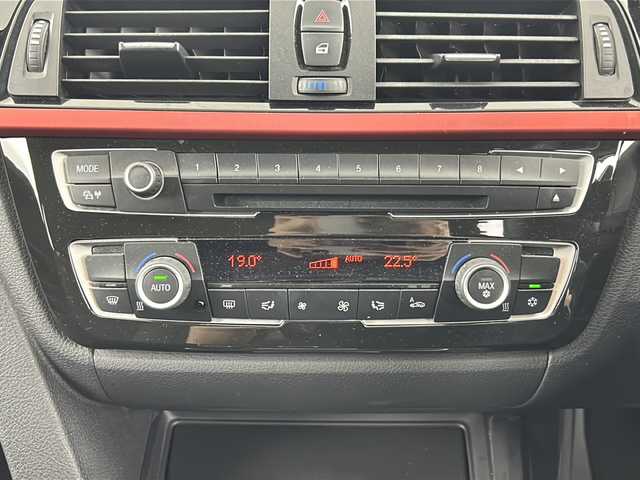 ＢＭＷ ３２０ｉ スポーツ 愛知県 2012(平24)年 6.5万km アルピンホワイトⅢ 純正ナビ/Bluetooth/CD/DVD/ラジオ/iDriveコントローラー/D席メモリ機能付きパワーシート/N席パワーシート/パドルシフト/クルーズコントロール/走行モード/ECOMODE/SPORT/アイドリングストップ/LEDライト/フォグランプ/リアフォグランプ/オートライト/ルームミラー一体型ビルドインＥＴＣ/純正フロアマット/純正AW18インチ「スタッドレス」/ウインカー付電動格納ミラー/プッシュスタート/スマートキー/保証書/スペアキー有