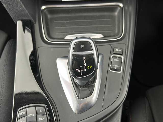 ＢＭＷ ３２０ｉ スポーツ 愛知県 2012(平24)年 6.5万km アルピンホワイトⅢ 純正ナビ/Bluetooth/CD/DVD/ラジオ/iDriveコントローラー/D席メモリ機能付きパワーシート/N席パワーシート/パドルシフト/クルーズコントロール/走行モード/ECOMODE/SPORT/アイドリングストップ/LEDライト/フォグランプ/リアフォグランプ/オートライト/ルームミラー一体型ビルドインＥＴＣ/純正フロアマット/純正AW18インチ「スタッドレス」/ウインカー付電動格納ミラー/プッシュスタート/スマートキー/保証書/スペアキー有