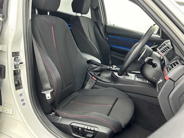 ＢＭＷ ３２０ｉ スポーツ 愛知県 2012(平24)年 6.5万km アルピンホワイトⅢ 純正ナビ/Bluetooth/CD/DVD/ラジオ/iDriveコントローラー/D席メモリ機能付きパワーシート/N席パワーシート/パドルシフト/クルーズコントロール/走行モード/ECOMODE/SPORT/アイドリングストップ/LEDライト/フォグランプ/リアフォグランプ/オートライト/ルームミラー一体型ビルドインＥＴＣ/純正フロアマット/純正AW18インチ「スタッドレス」/ウインカー付電動格納ミラー/プッシュスタート/スマートキー/保証書/スペアキー有