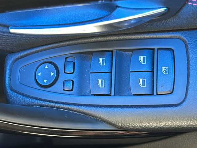ＢＭＷ ３２０ｉ スポーツ 愛知県 2012(平24)年 6.5万km アルピンホワイトⅢ 純正ナビ/Bluetooth/CD/DVD/ラジオ/iDriveコントローラー/D席メモリ機能付きパワーシート/N席パワーシート/パドルシフト/クルーズコントロール/走行モード/ECOMODE/SPORT/アイドリングストップ/LEDライト/フォグランプ/リアフォグランプ/オートライト/ルームミラー一体型ビルドインＥＴＣ/純正フロアマット/純正AW18インチ「スタッドレス」/ウインカー付電動格納ミラー/プッシュスタート/スマートキー/保証書/スペアキー有
