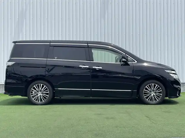 日産 エルグランド 250ハイウェイスターS 香川県 2016(平28)年 6.5万km ファントムブラック 登録時走行距離 64429km/純正8インチナビ/→AM/FM/フルセグTV/Bluetooth/バックカメラ/クルーズコントロール/ビルトインETC/純正11インチフリップダウンモニター/ハーフレザーシート/オットマン/キャプテンシート/両側パワースライドドア/LEDオートライト/フォグランプ/プッシュスタート/スマートキー