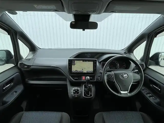 トヨタ ヴォクシー ZS 煌 滋賀県 2016(平28)年 3.8万km ブラック 純正10型SDナビ/(フルセグTV・CD DVD・Bluetooth)/フリップダウンモニター/バックカメラ/衝突軽減ブレーキ/車線逸脱警報/両側パワースライドドア/ETC/プッシュスタート/スマートキー/ステアリングリモコン/アイドリングストップ/ステアリングリモコン/純正フロアマット/LEDヘッドライト/フォグライト