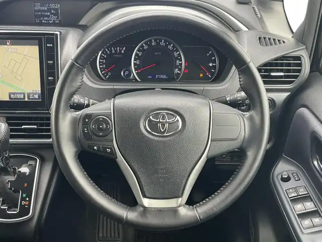 トヨタ ヴォクシー ZS 煌 滋賀県 2016(平28)年 3.8万km ブラック 純正10型SDナビ/(フルセグTV・CD DVD・Bluetooth)/フリップダウンモニター/バックカメラ/衝突軽減ブレーキ/車線逸脱警報/両側パワースライドドア/ETC/プッシュスタート/スマートキー/ステアリングリモコン/アイドリングストップ/ステアリングリモコン/純正フロアマット/LEDヘッドライト/フォグライト