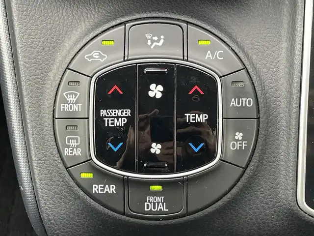 トヨタ ヴォクシー ZS 煌 滋賀県 2016(平28)年 3.8万km ブラック 純正10型SDナビ/(フルセグTV・CD DVD・Bluetooth)/フリップダウンモニター/バックカメラ/衝突軽減ブレーキ/車線逸脱警報/両側パワースライドドア/ETC/プッシュスタート/スマートキー/ステアリングリモコン/アイドリングストップ/ステアリングリモコン/純正フロアマット/LEDヘッドライト/フォグライト