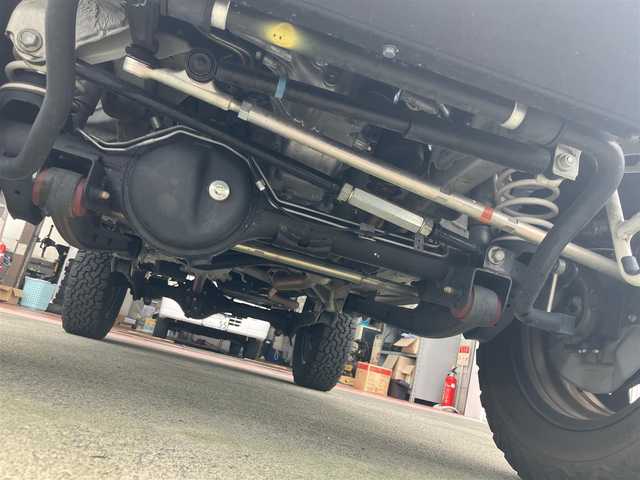 スズキ ジムニー XC 山口県 2021(令3)年 1.5万km ピュアホワイトP ワンオーナー/APIO静香御前マフラー/TANIGUCHI SOLVE AC60サス/　6cmリフトアップキット取り付け/APIOタクティカルリアバンパー/KLCヘリテージトラディショナルFバンパー/10インチメモリーナビ・フルセグTV/バックカメラ/前後ドライブレコーダー/スマートキー/フロントシートヒーター/クルーズコントロール/レーンアシスト/衝突被害軽減システム/LEDオートライト/フォグランプ