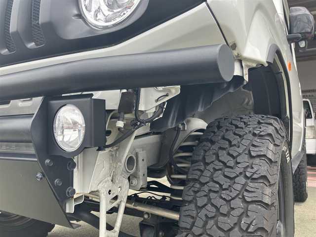 スズキ ジムニー XC 山口県 2021(令3)年 1.5万km ピュアホワイトP ワンオーナー/APIO静香御前マフラー/TANIGUCHI SOLVE AC60サス/　6cmリフトアップキット取り付け/APIOタクティカルリアバンパー/KLCヘリテージトラディショナルFバンパー/10インチメモリーナビ・フルセグTV/バックカメラ/前後ドライブレコーダー/スマートキー/フロントシートヒーター/クルーズコントロール/レーンアシスト/衝突被害軽減システム/LEDオートライト/フォグランプ