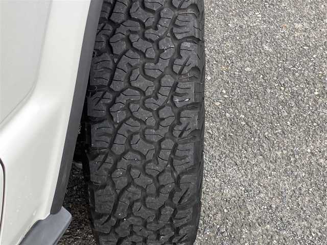 スズキ ジムニー XC 山口県 2021(令3)年 1.5万km ピュアホワイトP ワンオーナー/APIO静香御前マフラー/TANIGUCHI SOLVE AC60サス/　6cmリフトアップキット取り付け/APIOタクティカルリアバンパー/KLCヘリテージトラディショナルFバンパー/10インチメモリーナビ・フルセグTV/バックカメラ/前後ドライブレコーダー/スマートキー/フロントシートヒーター/クルーズコントロール/レーンアシスト/衝突被害軽減システム/LEDオートライト/フォグランプ