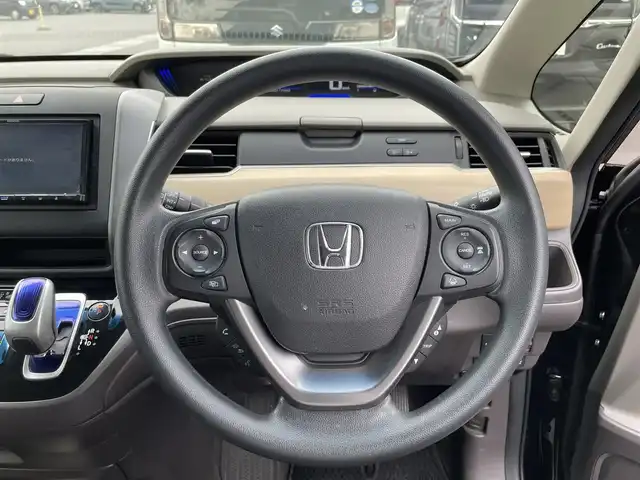 ホンダ フリード ハイブリット G ホンダセンシング 滋賀県 2019(令1)年 4.5万km プレミアムスパークルブラックパール 禁煙車/社外７型ナビ/（AM/FM/CD/DVD/フルセグTV/SD/USB/Bluetooth）/バックカメラ/前後ドライブレコーダー/後席フリップダウンモニター（アルパイン）/ホンダセンシング/●衝突軽減ブレーキ〈CMBS〉/●誤発進抑制機能/●ACC〈アダプティブ・クルーズ・コントロール〉/●LKAS〈車線維持支援システム〉/●歩行者事故低減ステアリング/●路外逸脱抑制機能/●先行車発進お知らせ機能/●標識認識機能/両側パワースライドドア/LEDヘッドライト/ステアリングスイッチ/スマートキー/スペアキー