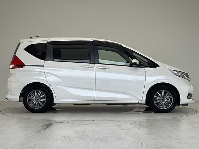 ホンダ フリード＋ ハイブリット G 愛知県 2022(令4)年 2.5万km プラチナホワイトパール 衝突軽減システム/純正9型ナビ/フリップダウンモニター/両側パワースライドドア/クルーズコントロール/シートヒーター/フルセグ/CD DVD/Bluetooth/バックカメラ/コーナーセンサー/アルミホイール/LEDヘッドライト/オートライト/ドライブレコーダー/ETC/ステアリングスイッチ/スマートキー/プッシュスタート