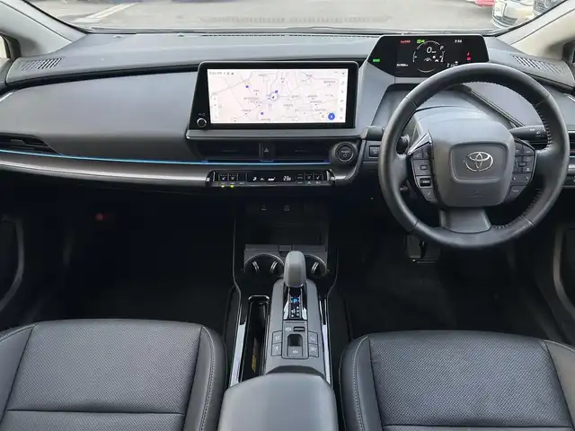トヨタ プリウス Z 静岡県 2024(令6)年 3.7万km プラチナホワイトパールマイカ ワンオーナー/プラグインハイブリッド車/純正12.3インチナビ/・フルセグTV/・Bluetooth接続/・USB入力端子/・Apple CarPlay/・Android Auto/トヨタセーフティーセンス/・プリクラッシュセーフティ/・レーントレーシングアシスト/・レーンディパーチャーアラート/レーダークルーズコントロール（全車速追従機能付）/・アダプティブハイビームシステム／オートマチックハイビーム/・ロードサインアシスト/・ドライバー異常時対応システム/・プロアクティブドライビングアシスト/・発進遅れ告知機能/・緊急時操舵支援（アクティブ操舵機能付）/・レーンチェンジアシスト/アドバンスドパーク/パノラミックビューモニター/プッシュスタート/スマートキー/スペアキー/D席パワーシート・シートメモリー/前席シートヒーター・シートベンチレーション/パワーバックドア/前後コーナーセンサー/ナビ連動ドラレコ/ビルトインETC2.0/純正電源コード車載/純正19インチアルミホイール/保証書