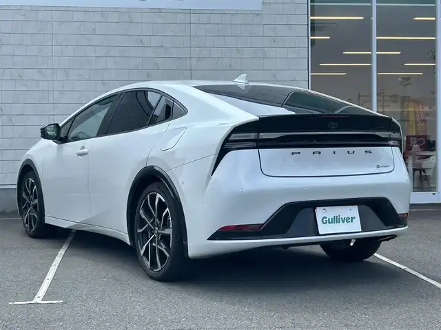 トヨタ プリウス Z 静岡県 2024(令6)年 3.7万km プラチナホワイトパールマイカ ワンオーナー/プラグインハイブリッド車/純正12.3インチナビ/・フルセグTV/・Bluetooth接続/・USB入力端子/・Apple CarPlay/・Android Auto/トヨタセーフティーセンス/・プリクラッシュセーフティ/・レーントレーシングアシスト/・レーンディパーチャーアラート/レーダークルーズコントロール（全車速追従機能付）/・アダプティブハイビームシステム／オートマチックハイビーム/・ロードサインアシスト/・ドライバー異常時対応システム/・プロアクティブドライビングアシスト/・発進遅れ告知機能/・緊急時操舵支援（アクティブ操舵機能付）/・レーンチェンジアシスト/アドバンスドパーク/パノラミックビューモニター/プッシュスタート/スマートキー/スペアキー/D席パワーシート・シートメモリー/前席シートヒーター・シートベンチレーション/パワーバックドア/前後コーナーセンサー/ナビ連動ドラレコ/ビルトインETC2.0/純正電源コード車載/純正19インチアルミホイール/保証書