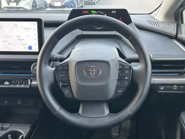 トヨタ プリウス Z 静岡県 2024(令6)年 3.7万km プラチナホワイトパールマイカ ワンオーナー/プラグインハイブリッド車/純正12.3インチナビ/・フルセグTV/・Bluetooth接続/・USB入力端子/・Apple CarPlay/・Android Auto/トヨタセーフティーセンス/・プリクラッシュセーフティ/・レーントレーシングアシスト/・レーンディパーチャーアラート/レーダークルーズコントロール（全車速追従機能付）/・アダプティブハイビームシステム／オートマチックハイビーム/・ロードサインアシスト/・ドライバー異常時対応システム/・プロアクティブドライビングアシスト/・発進遅れ告知機能/・緊急時操舵支援（アクティブ操舵機能付）/・レーンチェンジアシスト/アドバンスドパーク/パノラミックビューモニター/プッシュスタート/スマートキー/スペアキー/D席パワーシート・シートメモリー/前席シートヒーター・シートベンチレーション/パワーバックドア/前後コーナーセンサー/ナビ連動ドラレコ/ビルトインETC2.0/純正電源コード車載/純正19インチアルミホイール/保証書