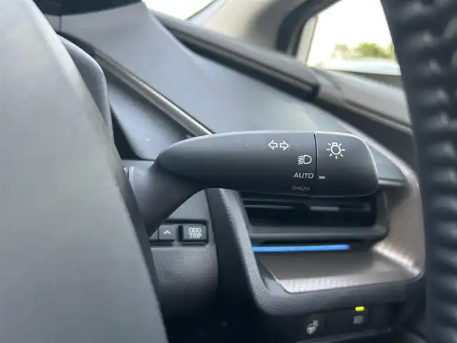 トヨタ プリウス Z 静岡県 2024(令6)年 3.7万km プラチナホワイトパールマイカ ワンオーナー/プラグインハイブリッド車/純正12.3インチナビ/・フルセグTV/・Bluetooth接続/・USB入力端子/・Apple CarPlay/・Android Auto/トヨタセーフティーセンス/・プリクラッシュセーフティ/・レーントレーシングアシスト/・レーンディパーチャーアラート/レーダークルーズコントロール（全車速追従機能付）/・アダプティブハイビームシステム／オートマチックハイビーム/・ロードサインアシスト/・ドライバー異常時対応システム/・プロアクティブドライビングアシスト/・発進遅れ告知機能/・緊急時操舵支援（アクティブ操舵機能付）/・レーンチェンジアシスト/アドバンスドパーク/パノラミックビューモニター/プッシュスタート/スマートキー/スペアキー/D席パワーシート・シートメモリー/前席シートヒーター・シートベンチレーション/パワーバックドア/前後コーナーセンサー/ナビ連動ドラレコ/ビルトインETC2.0/純正電源コード車載/純正19インチアルミホイール/保証書
