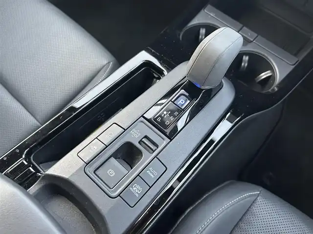 トヨタ プリウス Z 静岡県 2024(令6)年 3.7万km プラチナホワイトパールマイカ ワンオーナー/プラグインハイブリッド車/純正12.3インチナビ/・フルセグTV/・Bluetooth接続/・USB入力端子/・Apple CarPlay/・Android Auto/トヨタセーフティーセンス/・プリクラッシュセーフティ/・レーントレーシングアシスト/・レーンディパーチャーアラート/レーダークルーズコントロール（全車速追従機能付）/・アダプティブハイビームシステム／オートマチックハイビーム/・ロードサインアシスト/・ドライバー異常時対応システム/・プロアクティブドライビングアシスト/・発進遅れ告知機能/・緊急時操舵支援（アクティブ操舵機能付）/・レーンチェンジアシスト/アドバンスドパーク/パノラミックビューモニター/プッシュスタート/スマートキー/スペアキー/D席パワーシート・シートメモリー/前席シートヒーター・シートベンチレーション/パワーバックドア/前後コーナーセンサー/ナビ連動ドラレコ/ビルトインETC2.0/純正電源コード車載/純正19インチアルミホイール/保証書